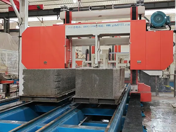 Machine de découpe de panneaux en béton
