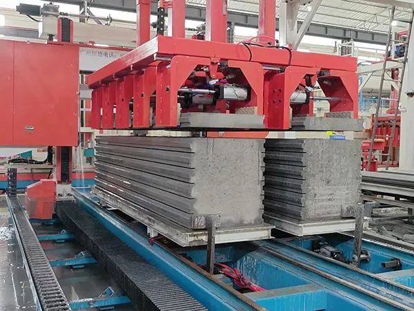 Machine de levage et d'empilage à pinces pour panneaux en béton