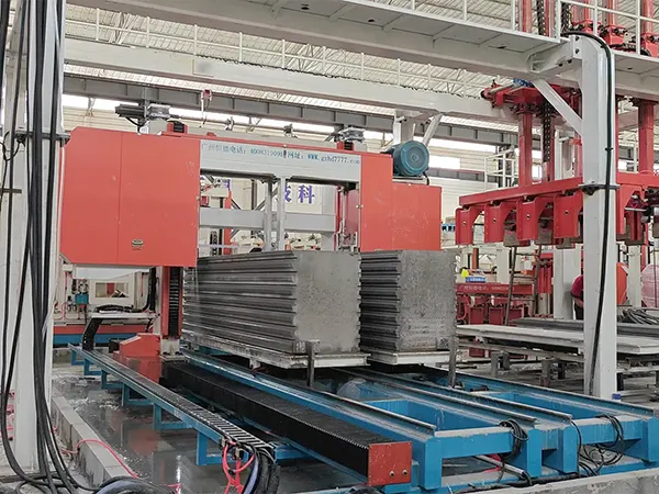 Machine de levage et d'empilage à pinces pour panneaux en béton