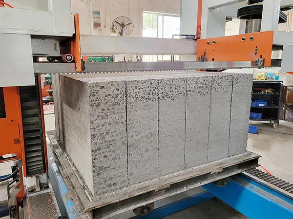 Coupeuse verticale à portique pour blocs de béton carrés