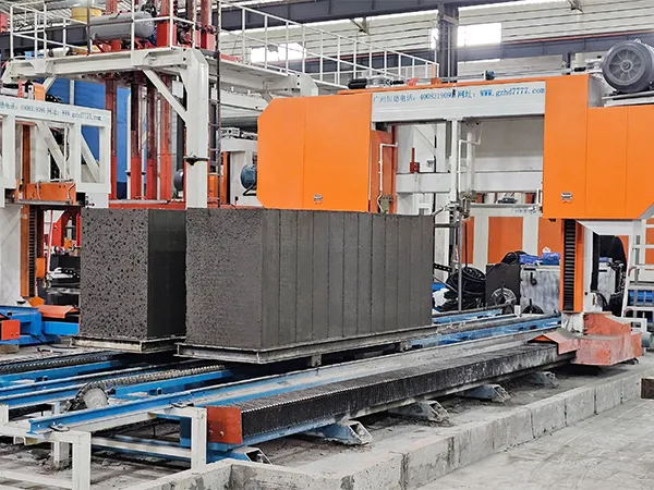Coupeuse verticale à portique pour blocs de béton rectangulaires