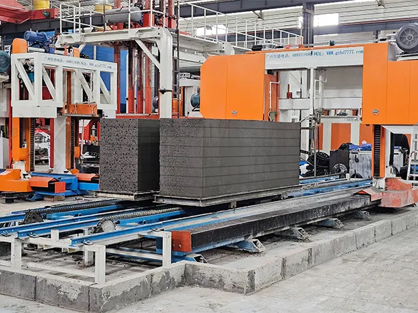Machine de découpe de panneaux en béton